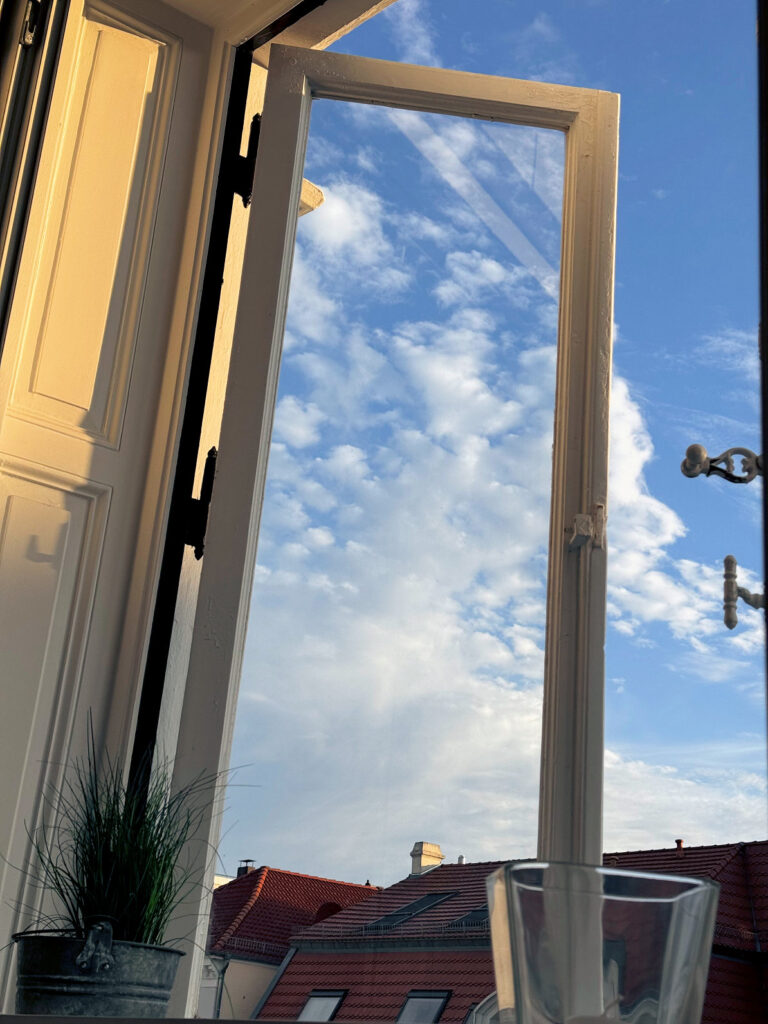 Seelenglück 33/25-lifewithaglow-Sommer-Blick aus dem Fenster am Morgen