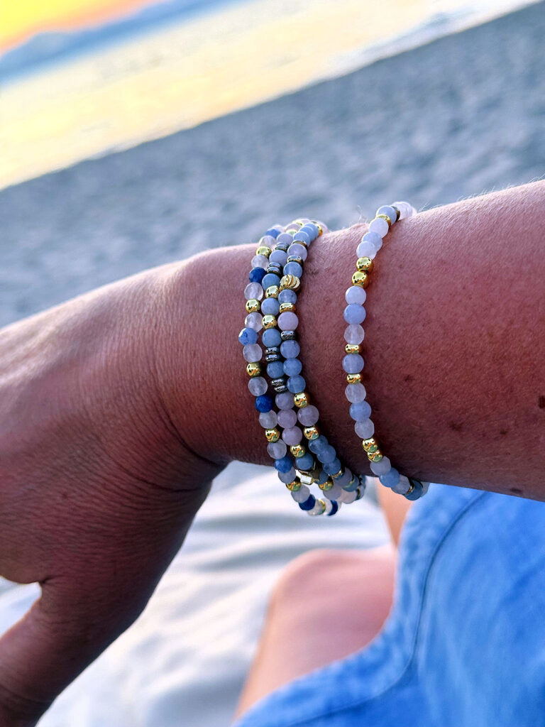 Urlaubsoutfits- Etuikleid im Denimstyle-Armbänder Pera Schmuckmanufaktur-Sandalen in oliv