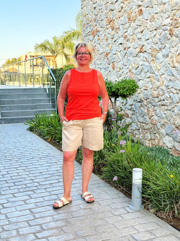 Urlaubsoutfits- Top in Orange-Leinenshorts in Beige