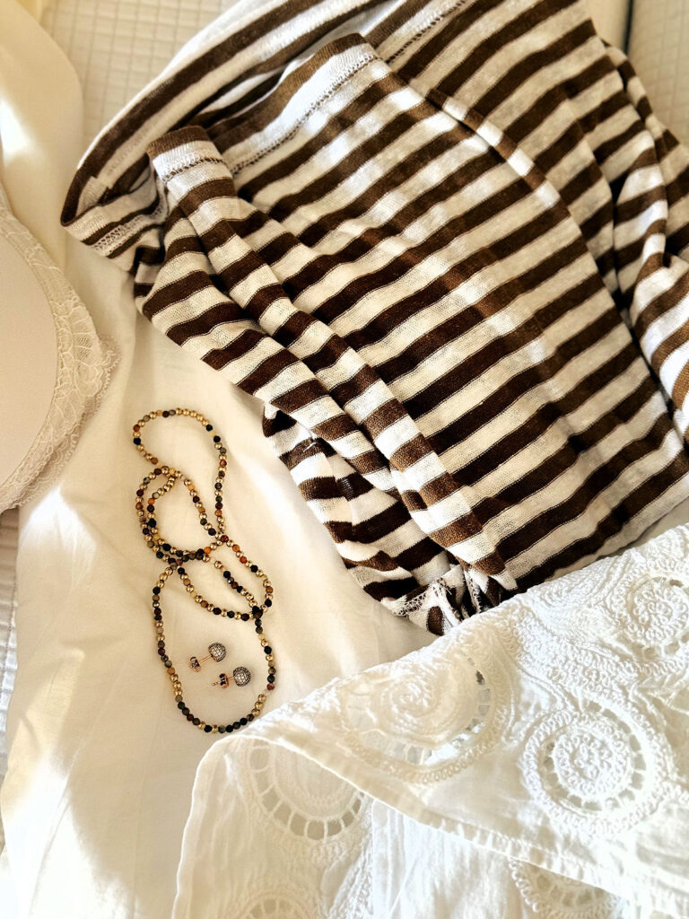 Urlaubsoutfits-weißer Maxirock-gestreiftes T-Shirt-Sandalen in oliv