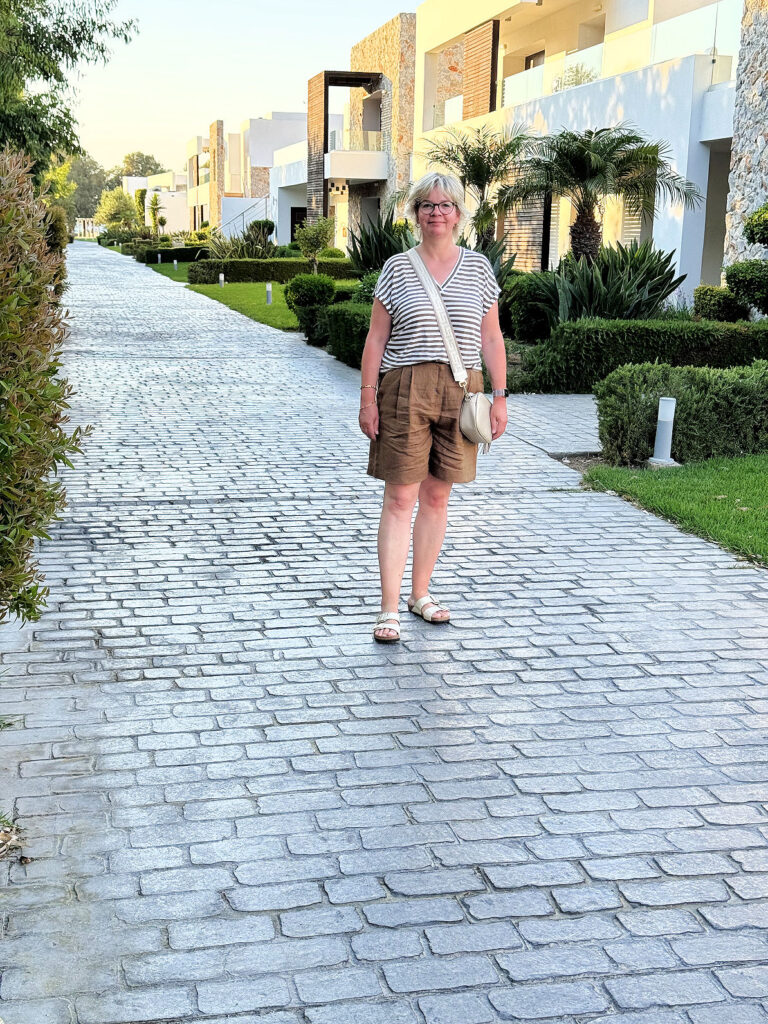 Urlaubsoutfits- braune Leinenshorts mit gestreiftem T-Shirt