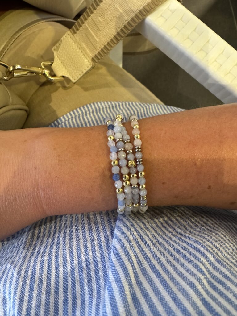 Urlaubsoutfits- beige Leinenshorts-luftiges Top blau weiß gestreift-Pantoletten-Armbänder Pera Schmuckmanufaktur