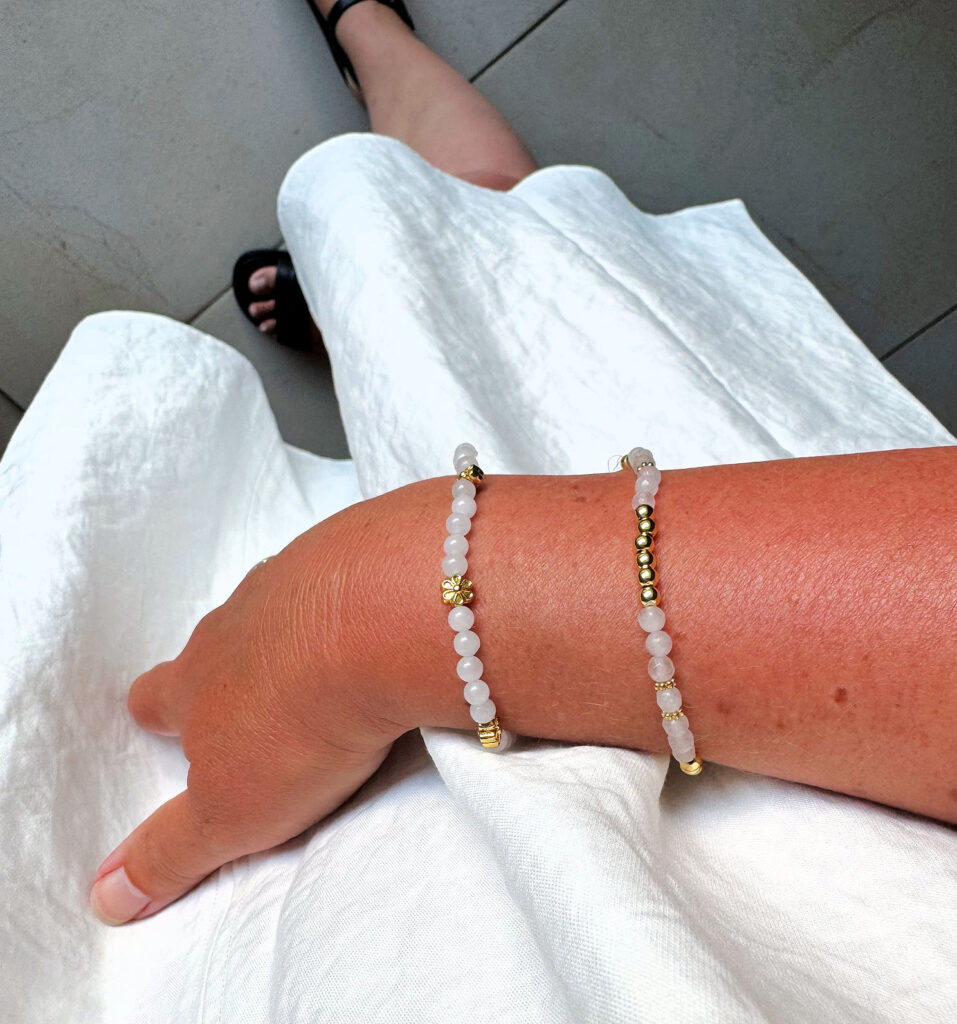 Urlaubsoutfits- weißes kurzes Kleid-schwarze Sandalen- Armbänder mit weißen Perlen