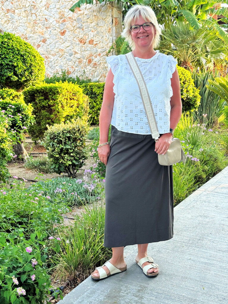 Urlaubsoutfits-oilvfarbener Maxirock-Bluse mit Lochstickerei