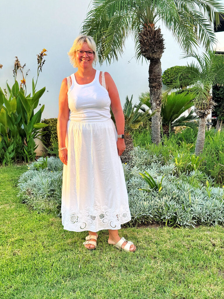 Urlaubsoutfits-weißer Maxirock mit Broderie Anglaise-weißes Ripptop-Pantoletten in beige