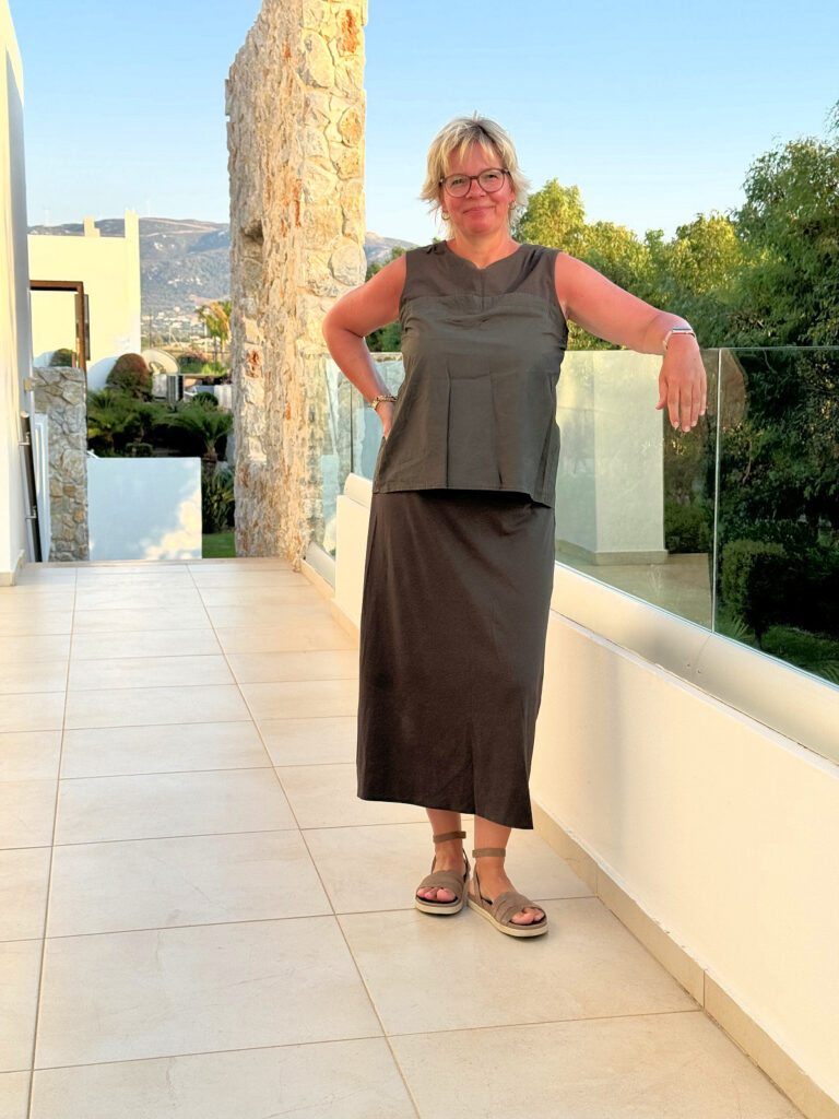 Urlaubsoutfits- Zweiteiler in oliv-Sandalen mit Knöchelbindung in oliv