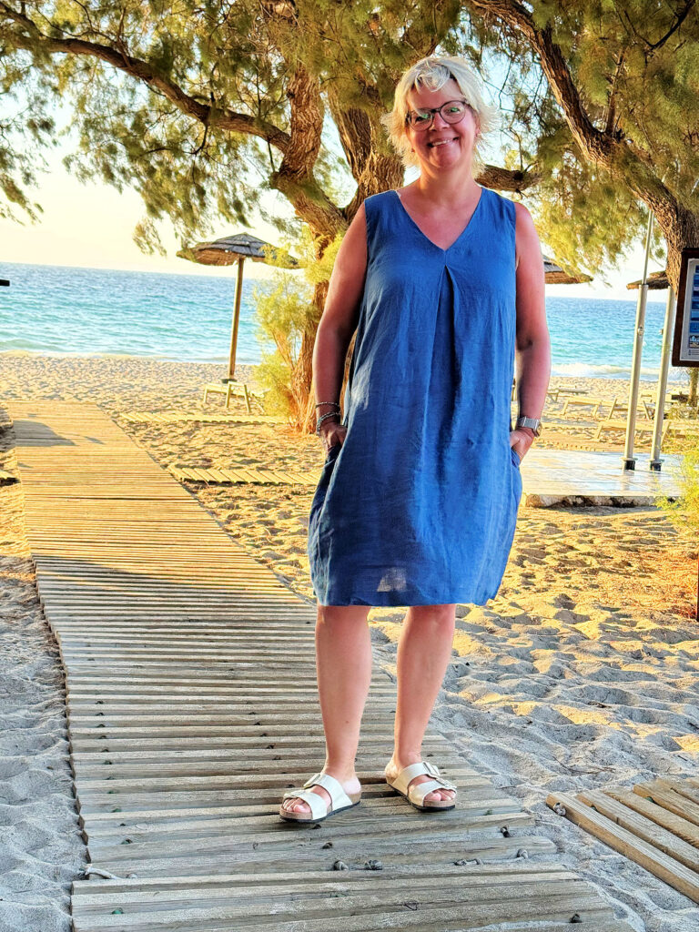 Urlaubsoutfits-blaues Leinenkleid-Pantoletten