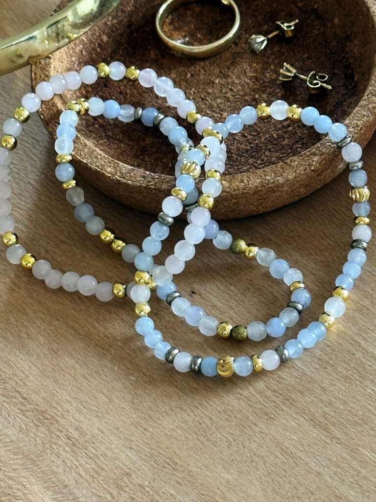 Outfitinspirationen 39/25-es ist Herbt-lifewithaglow-dunkelblaue Skinny Jeans-weiße Bluse mit Rüschen-Sandalen in Cognac