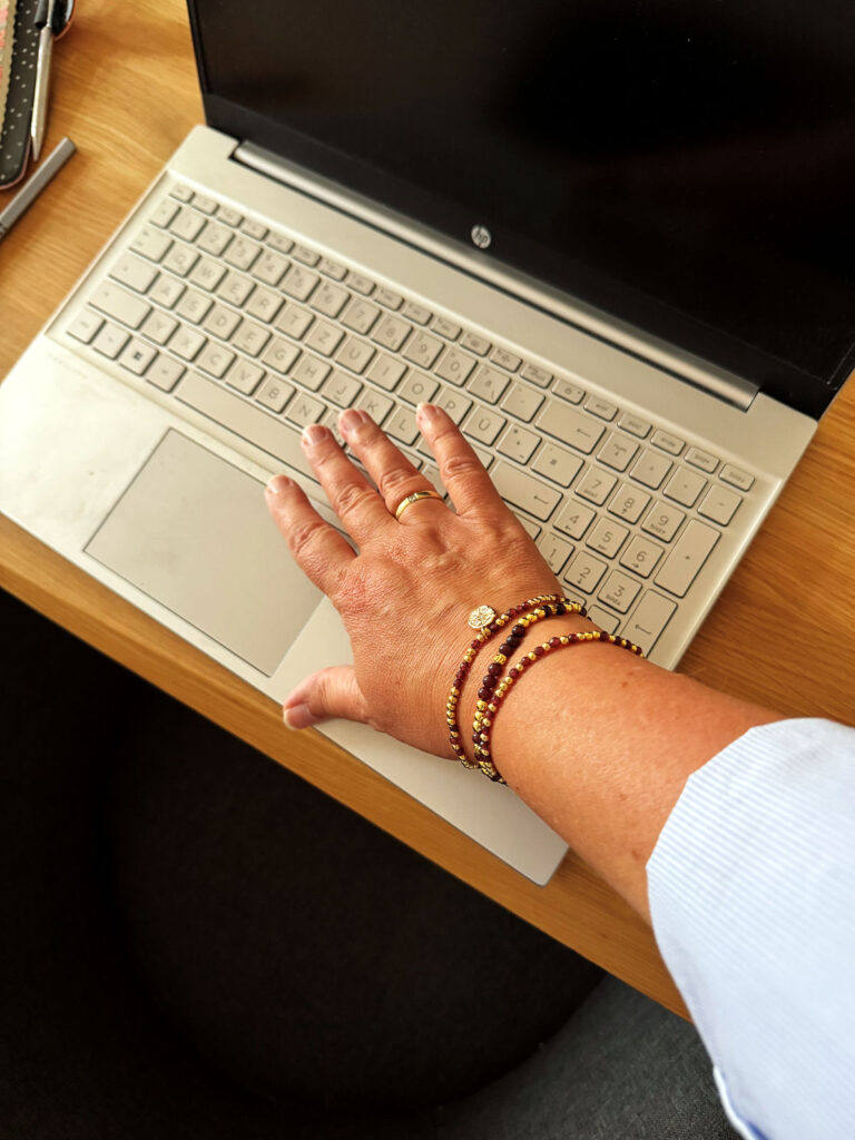 Outfitinspirationen 39/25-Herbst-lifewithaglow-dunkelblaue Skinnyjeans-beiges Leinenhemd-beige Sneaker mit Animalprint