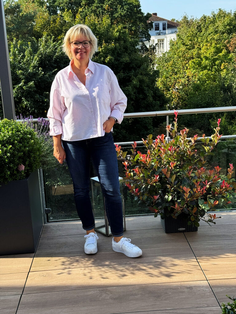 Outfitinspirationen 39/25-es ist Herbt-lifewithaglow-dunkelblaue Skinny Jeans-Bluse cropped rosé mit weißen Streifen-Sneaker
