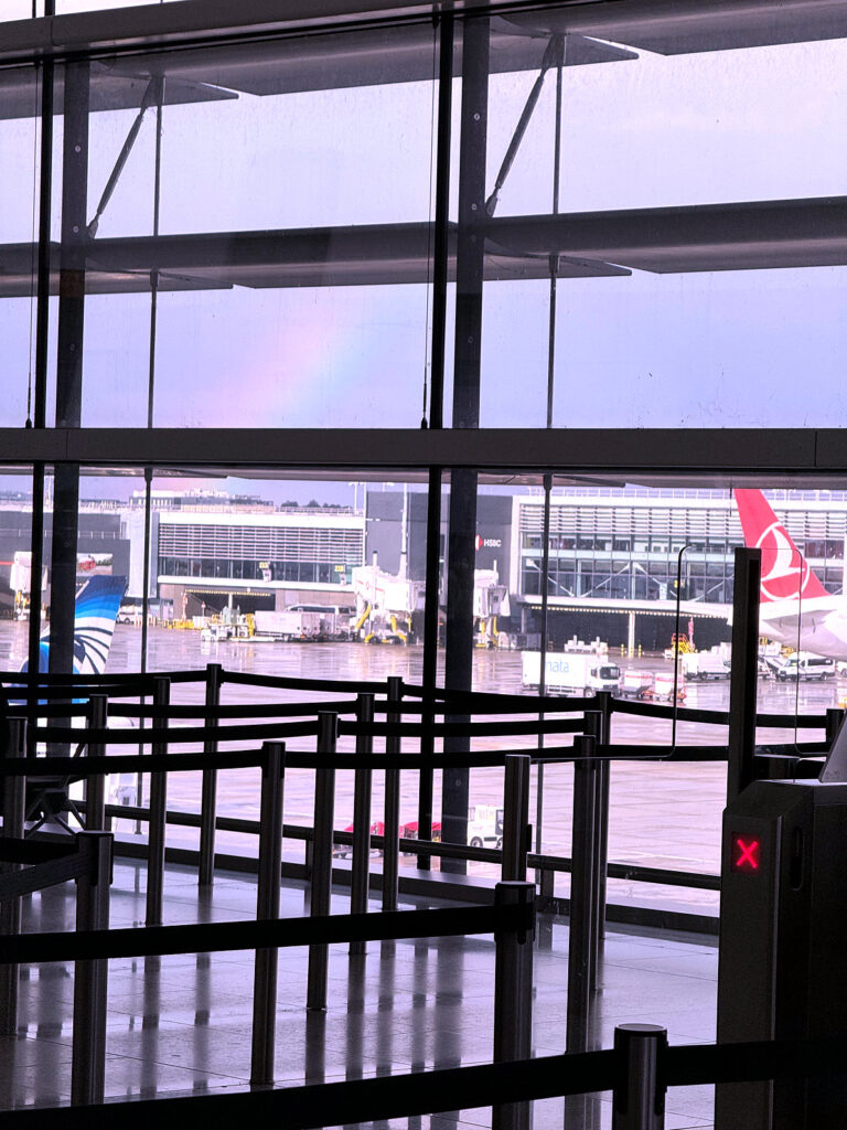 Seelenglück 36/25-very british-lifewithaglow-London-Regenbogen in Heathrow