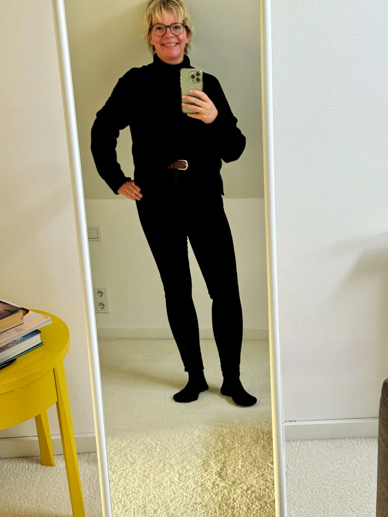 Outfitinspirationen 48/25-plötzlich kalt-lifewithaglow-schwarze Skinny-Rollkragenpulli mit Alpaka