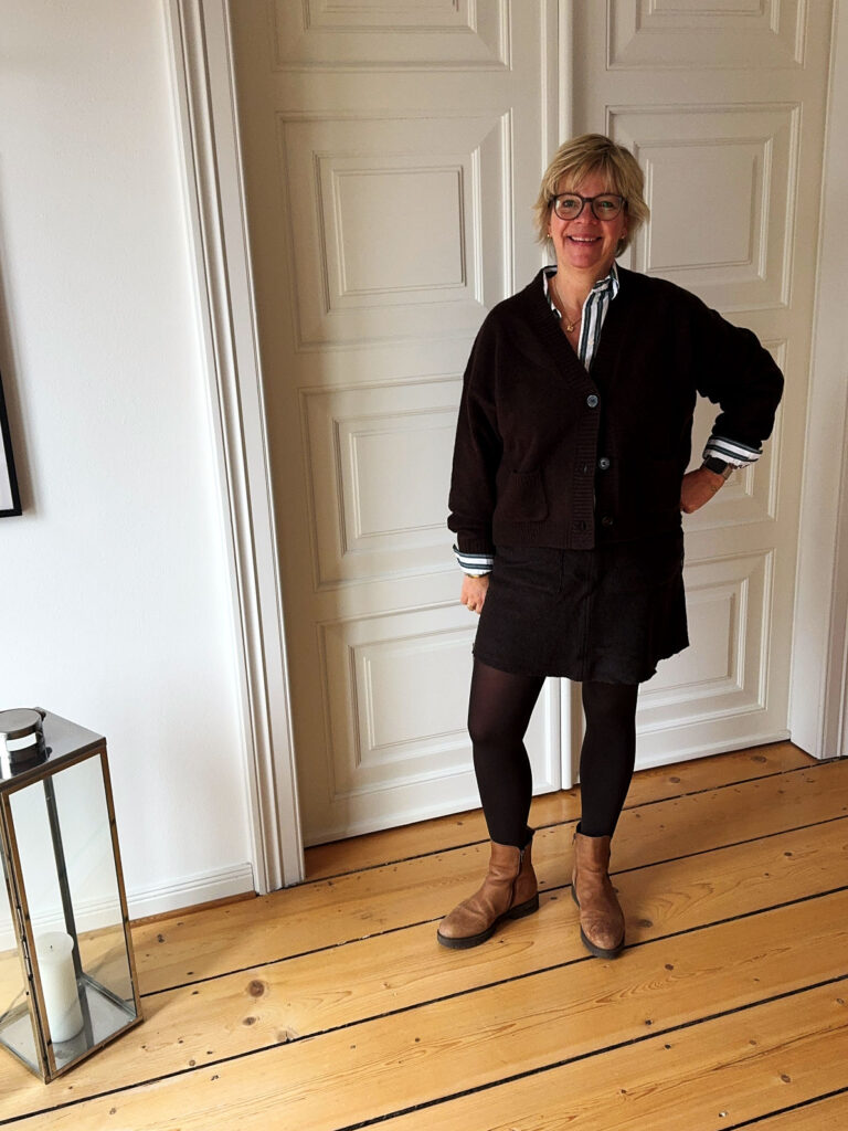 Outfitinspirationen 48/25-plötzlich kalt-lifewithaglow-Rock aus Kochwolle braun-Bluse grün weiß gestreift-Cardigan Soufflé Yarn braun- Stiefeletten camel