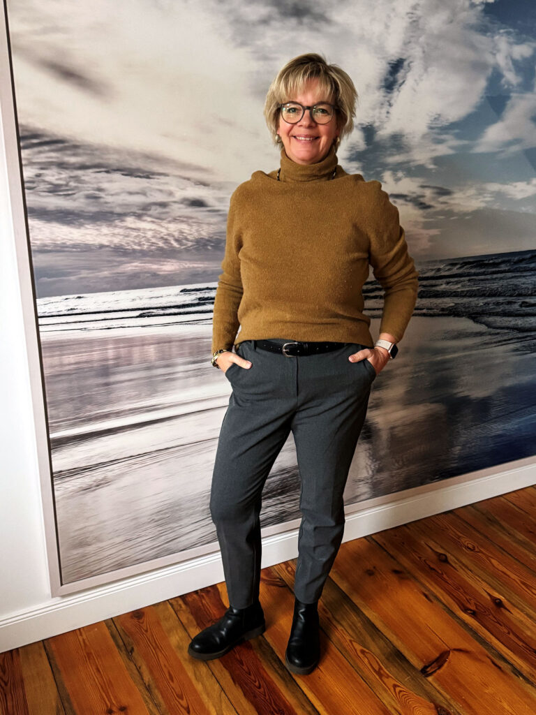 Outfitinspirationen 48/25-plötzlich kalt-lifewithaglow-graue Slacks- Pullover mit Rollkragen in Curry-schwarze Stiefeltten-Armbänder Pera Schmuckmanufaktur