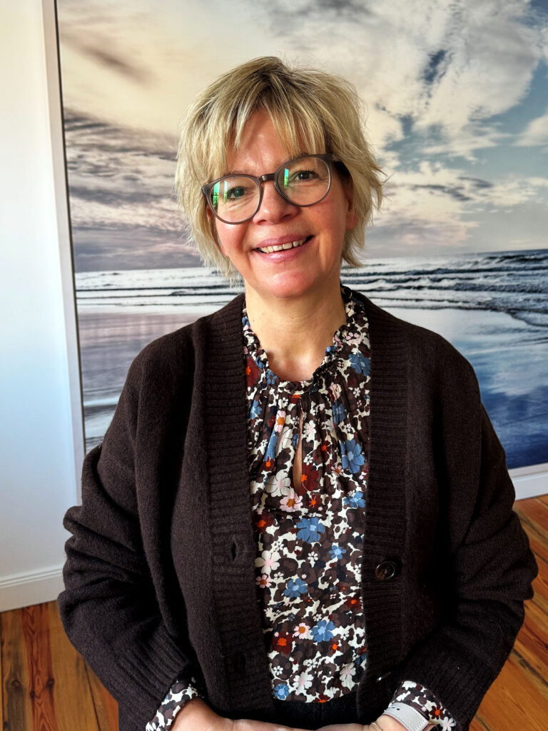 Outfitinspirationen 48/25-plötzlich kalt-lifewithaglow-Rock braun aus Kochwolle-Bluse Chiffon geblümt in braun- Strickjacke Soufflé Yarn braun- Boots in camel