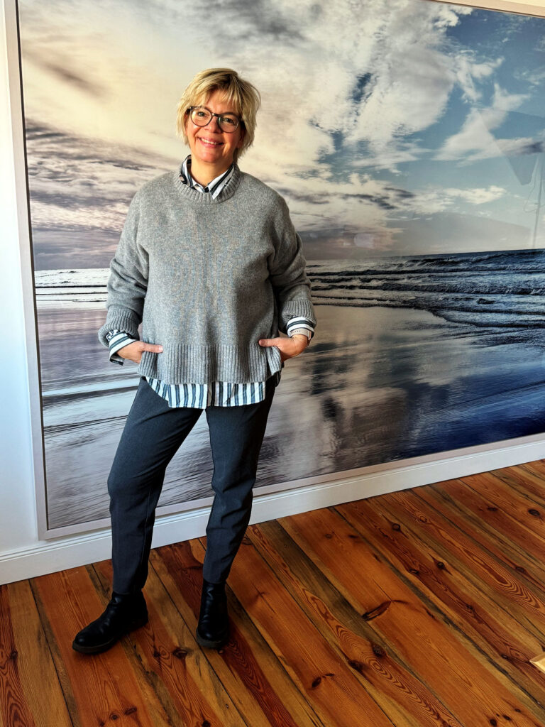 Outfitinspirationen 48/25-plötzlich kalt-lifewithaglow-graue Slacks- grauer Pullover mit Cashmere-gestreifte Bluse grün weiß-schwarze chunky Boots