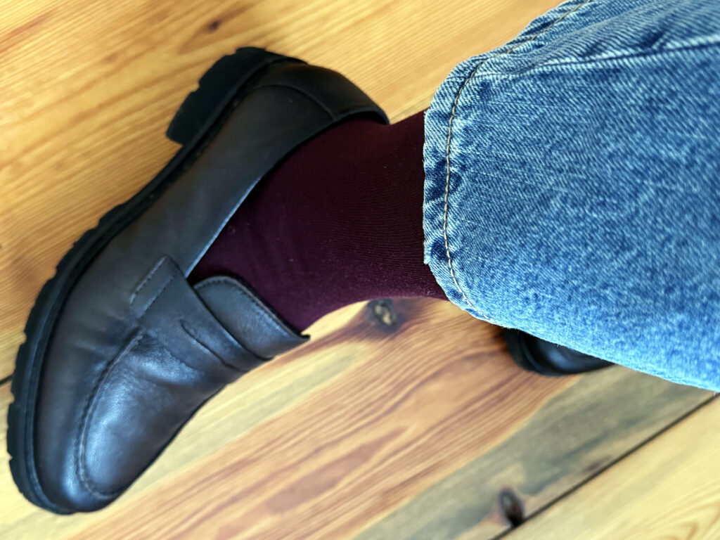 Outfitinspirationen 46/25-Grau und Gold-lifewithaglow-Barreljeans-Caridgan in burgundy-weißes Shirt-bordeauxfarbenen Strümpfe-braune Loafer