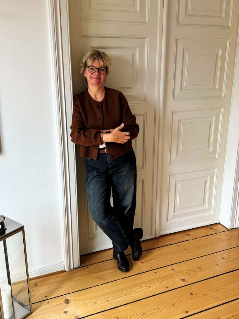 Outfitinspirationen 46/25-Grau und Gold-lifewithaglow-Jeans mit grünlicher Waschung-Cardigan aus Kochwolle braun-Loafer braun-Armbänder Pera Schmuckmanufaktur