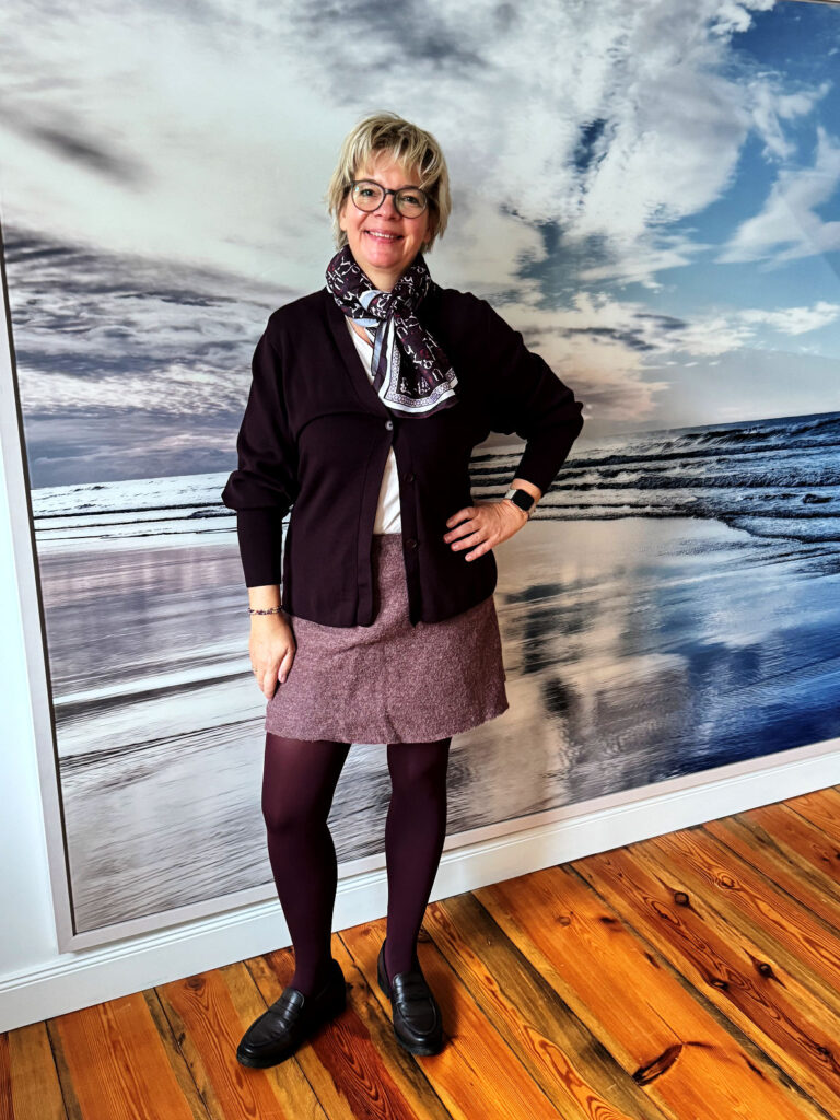 Outfitinspirationen 46/25-Grau und Gold-lifewithaglow-Rock aus Kochwolle bordeaux meliert- Shirt rosé-Cardigan Bordeaux-Seidentuch bordeuax gemustert-Loafer braun-Armbänder Pera Schmuckmanufaktur