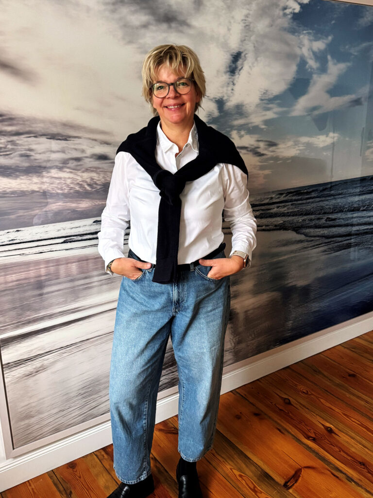 Outfitinspirationen 46/25-Grau und Gold-lifewithaglow-Barreljeans-weiße Bluse-Cardigan Baumwolle dunkelblau-Loafer schwarz