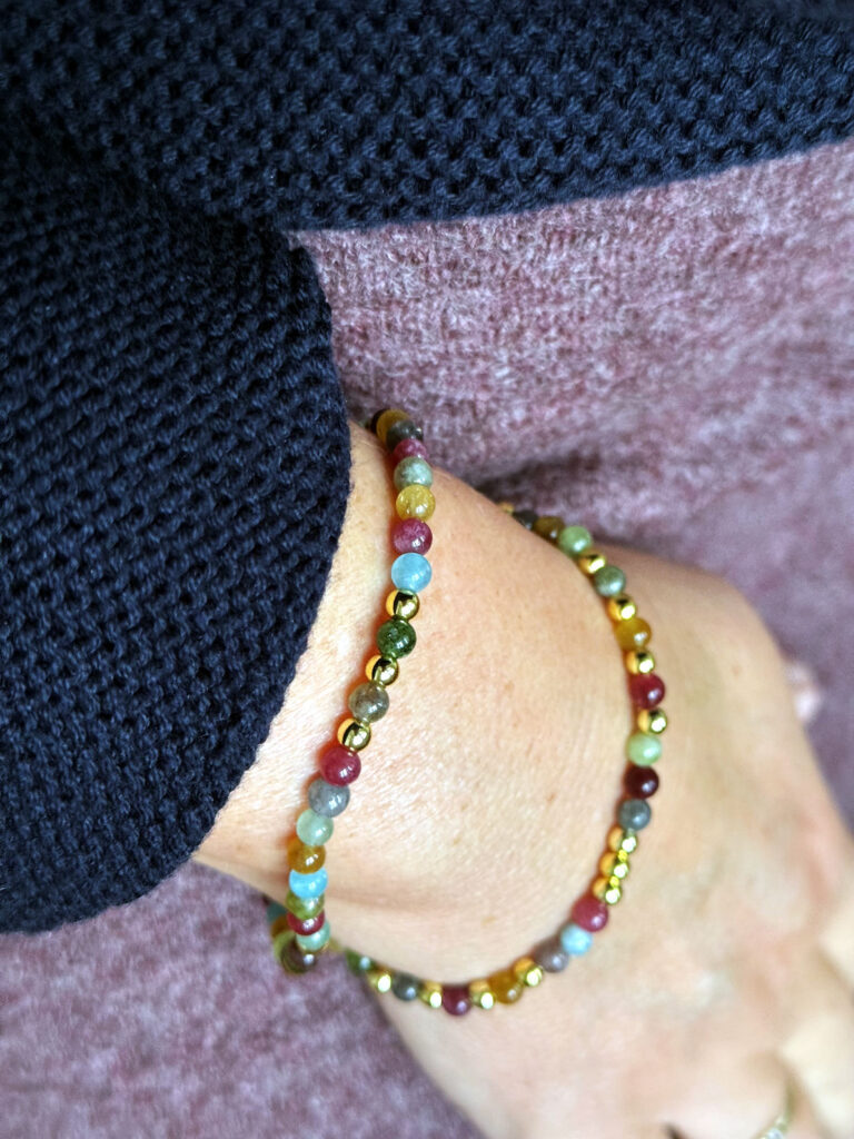 Outfitinspirationen 46/25-Grau und Gold-lifewithaglow-Rock aus Kochwolle burgundy meliert-Cardigan Baumwolle dunkelblau-Loafer schwarz