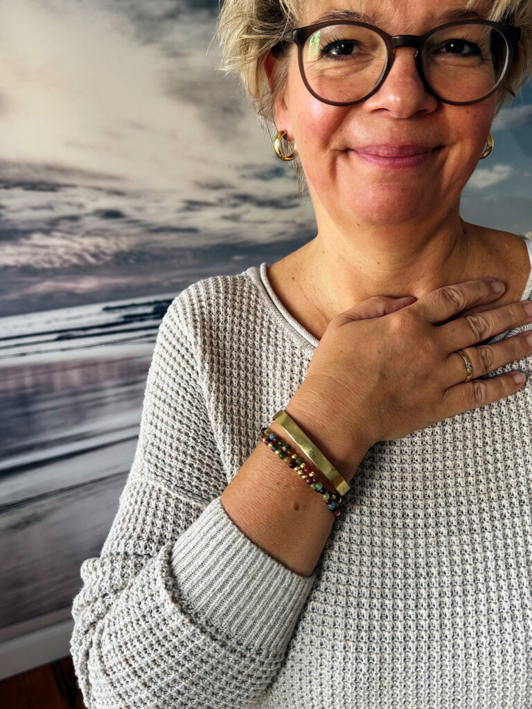 Outfitinspirationen 46/25-Grau und Gold-lifewithaglow-graue weite Hose-beiger Oversize Pulli in Strukturstrick-schwarze Loafer