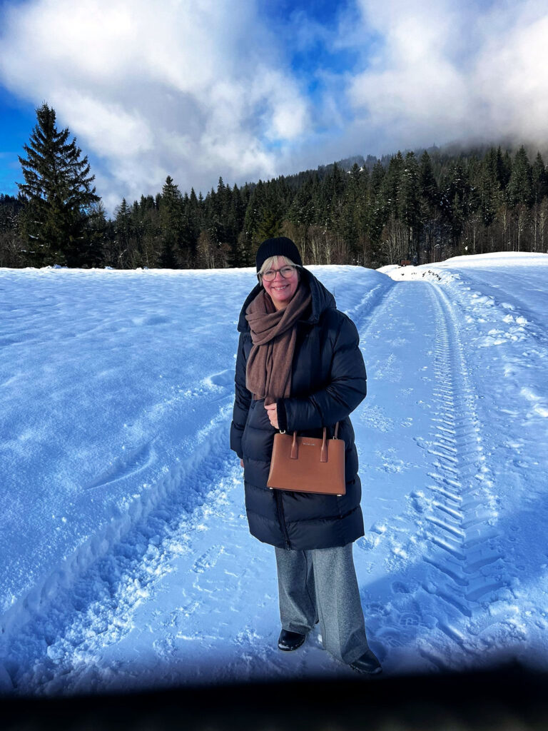 Outfitinspirationen 49/25-Winterlich-weite Hose in Pfeffer und Salt-Pulli kuschelig in Rippstrick offwhite