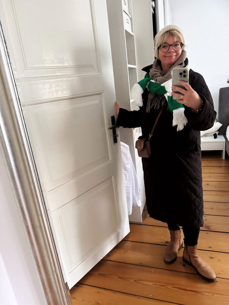 Outfitinspirationen 49/25-Winterlich-schwarze Skinny-schwarze Bluse-Cardigan und oder Blazer in camel-Boots in caramel