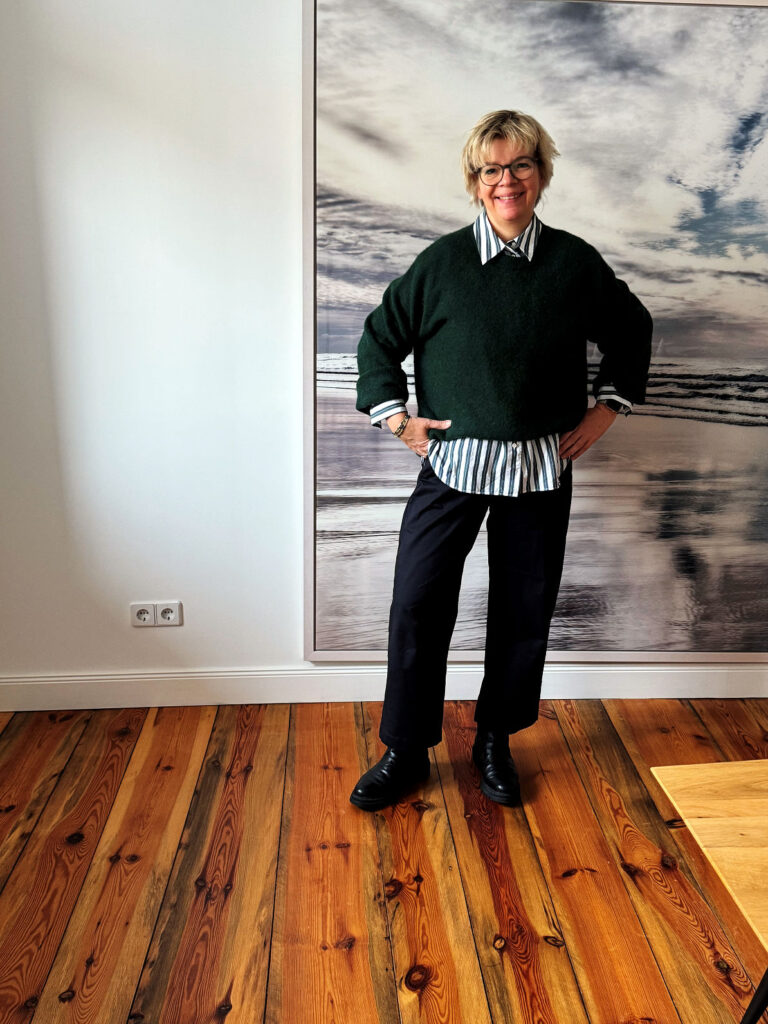 Outfitinspirationen 49/25-Winterlich-dunkelblaue Hose-grün weiß gestreifte Bluse-flaschengrüner Pulli-Armbänder Pera Schmuckmanufaktur