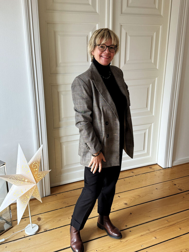 Outfitinspirationen 50/25-Entwöhnung vom Winter-lifewithaglow-Glencheck Blazer brau-Zigarettenhose schwarz-Rolli schwarz-Stiefeletten braun-Armbänder Pera Schmuckmanufaktur