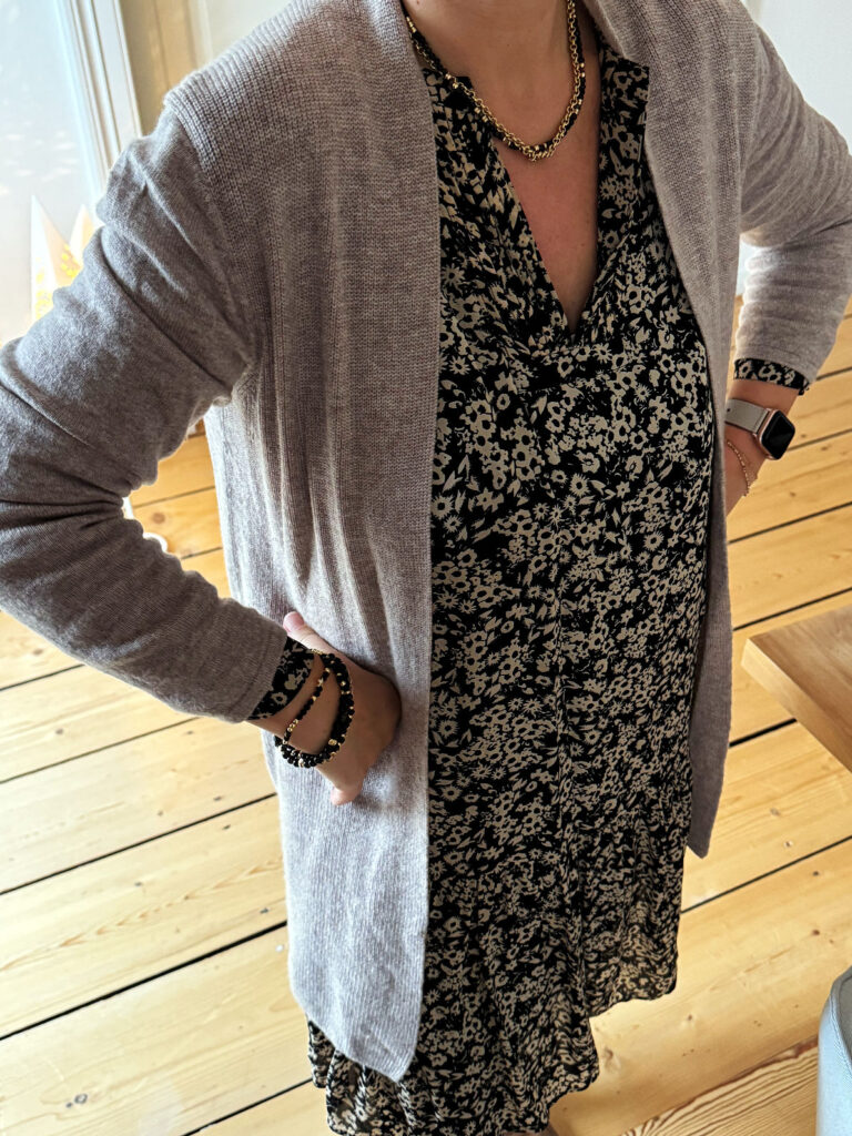 Outfitinspirationen 50/25-Entwöhnung vom Winter-lifewithaglow-Kleid schwarz mit beigen Blumen-beiger Longcardigan-Boots caramell