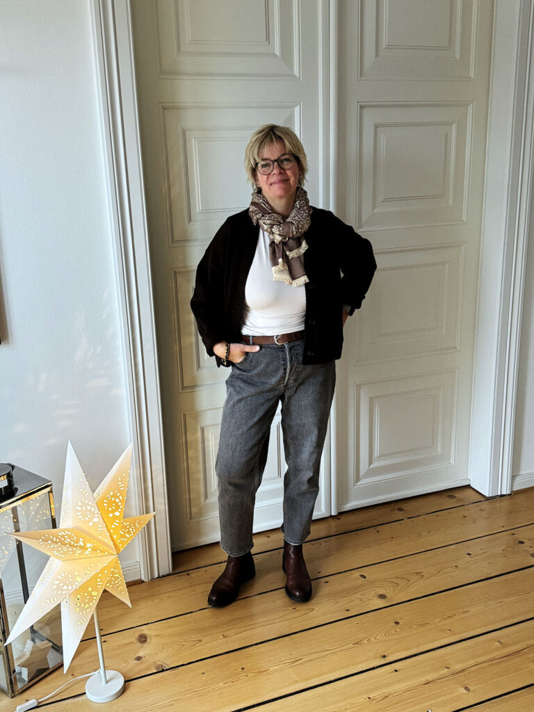 Outfitinspirationen 50/25-Entwöhnung vom Winter-lifewithaglow-graue Mom Jeans-Longsleeve Microfaser in beige-Sofflé Yarn Strickjacke braun