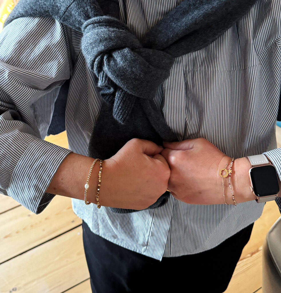 Outfitinspirationen 50/25-Entwöhnung vom Winter-lifewithaglow-Zigarettenhose-Bluse grau weiß gestreoft-Cardigan Kaschmir grau-schwarze Boots-grauer Mantel