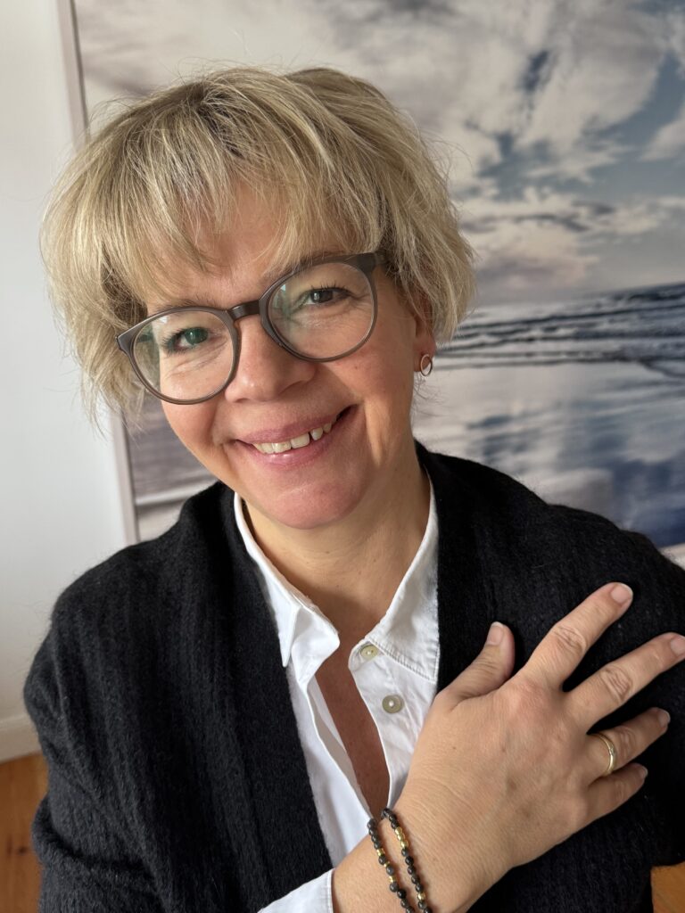 Outfitinspirationen 3/26-lifewithaglow-Feincordhose camel-weiße Bluse klassisch-schwarze Strickjacke Mohairanteil-chunky Boots