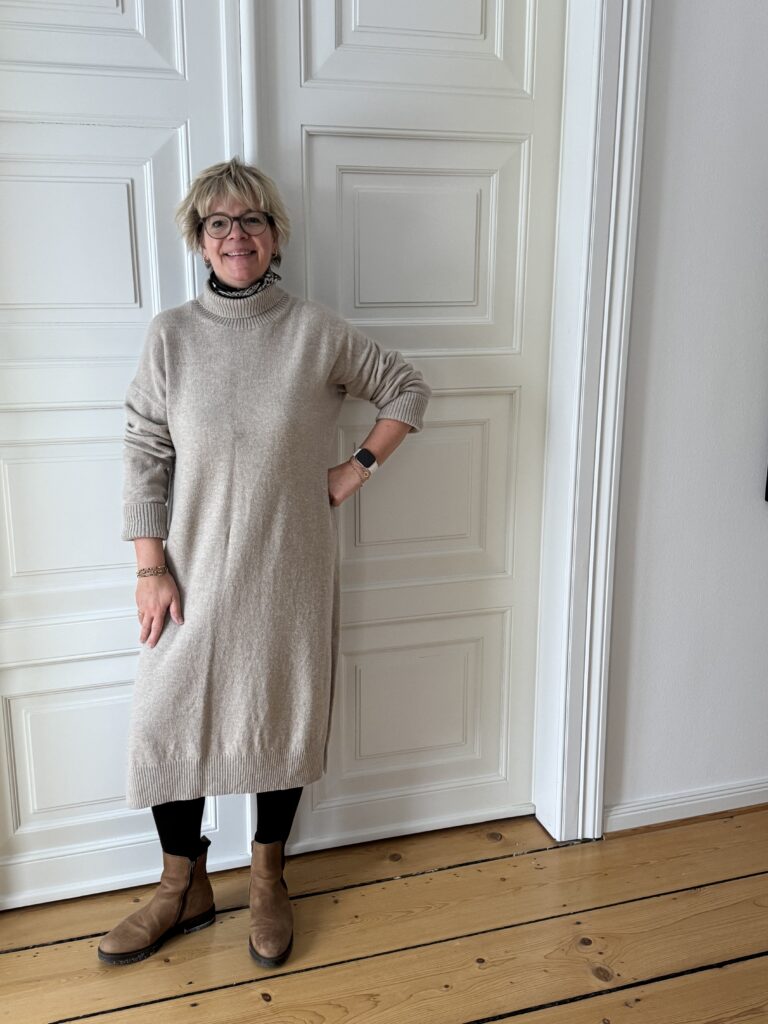 Outfitinspirationen 4. Woche 2026-lifewithaglow- beiges Midistrickkleid