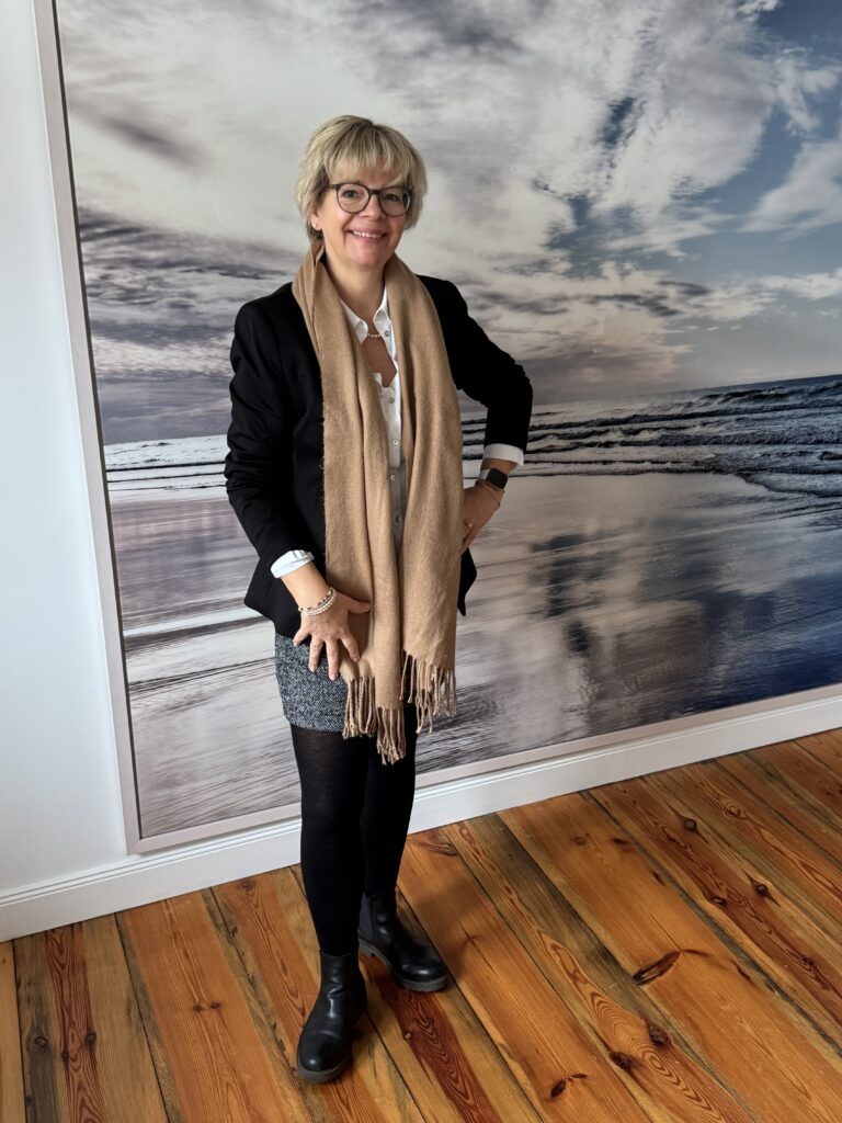 Outfitinspirationen 3/26-lifewithaglow-Rock im Fischgrätmuster-weiße Bluse klassisch-schwarzer Blazer -chunky Boots