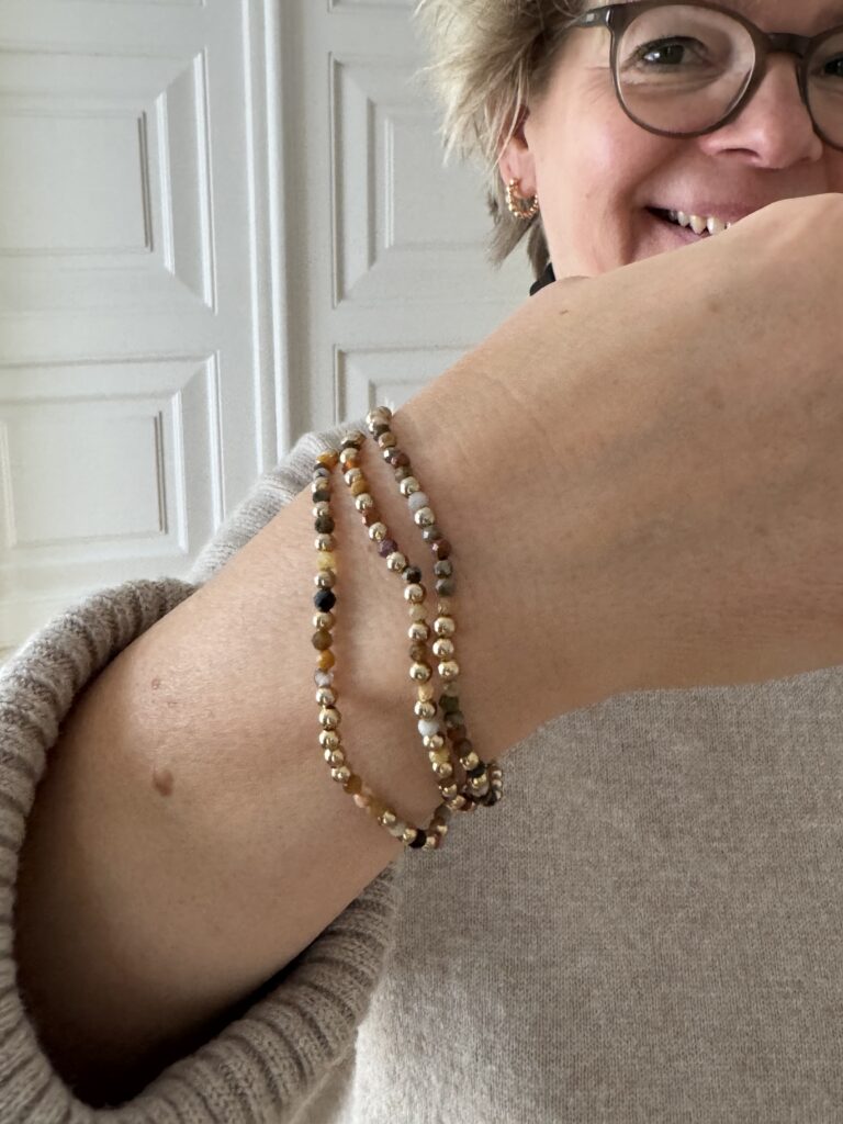 Outfitinspirationen 3/26-lifewithaglow-Strickkleid mit Rollkragen beige-Stiefeletten camel-Seidentuch braun-Armbänder Pera Schmuckmanufaktur