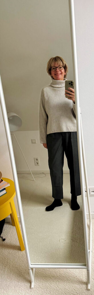 Outfitinspirationen 4. Woche 2026-lifewithaglow-Zigarettenhose grau- graubeiger Rippstrickrollkragenpullover