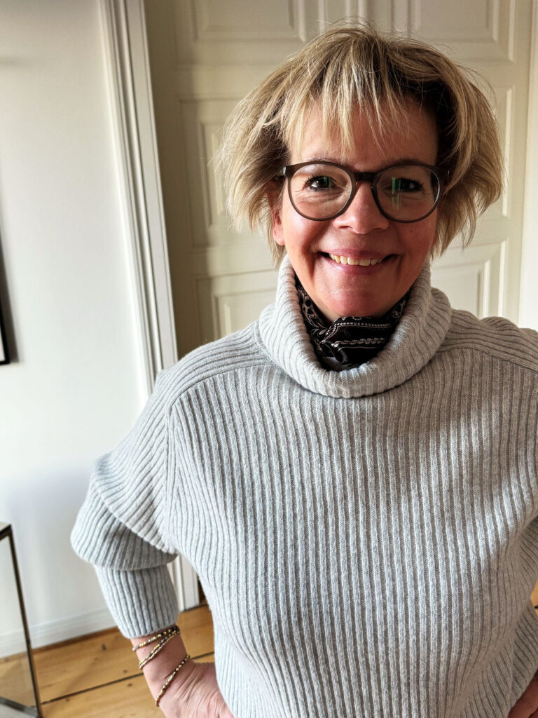 Outfitinspirationen 4. Woche 2026-lifewithaglow-wideleg Hose schokobraun- Boots in caramel-graubeiger Rippstrickrollkragenpullover-Armbänder von Pera Schmuckmanufaktur