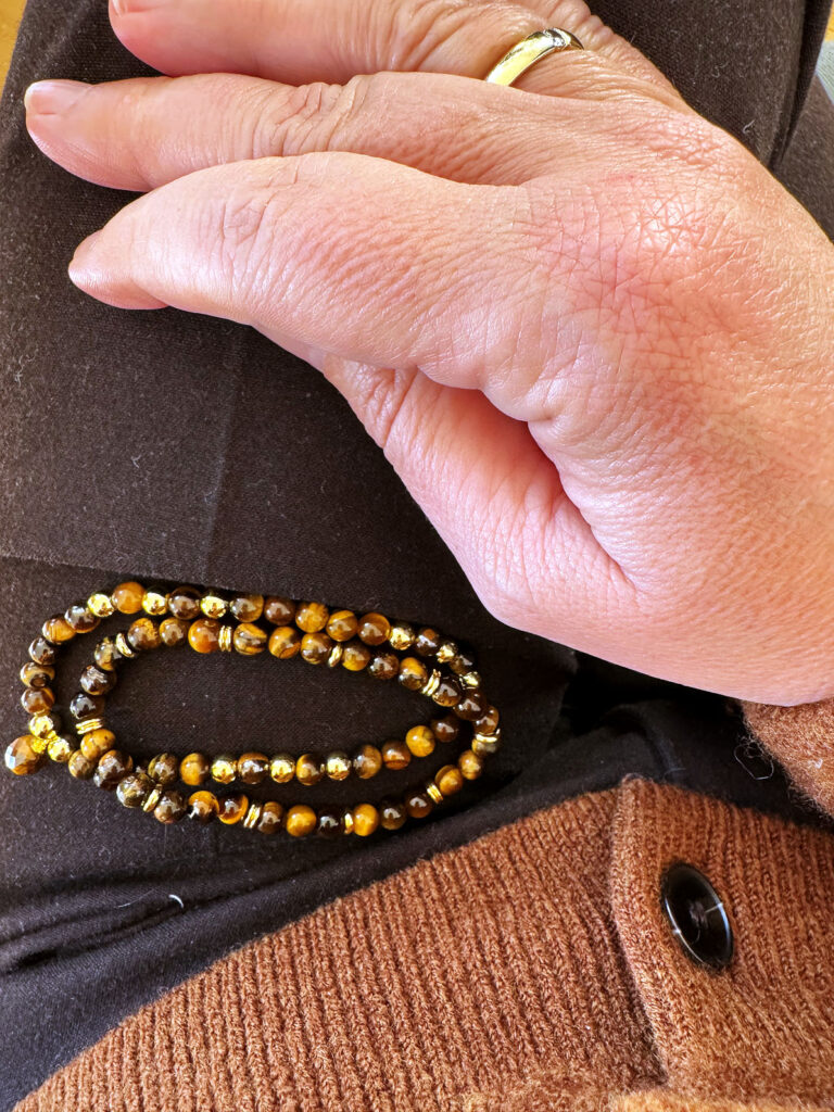 Outfitinspirationen 4. Woche 2026-lifewithaglow-braune wideleg Hose-Kochwollcardigan-caramel boots