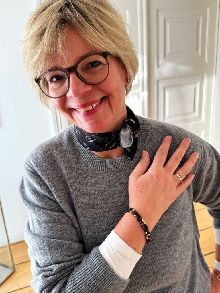 Outfitinspirationen 4. Woche 2026-Cordrock braungrau-Cashmere Pullover grau-graue Suedeboots