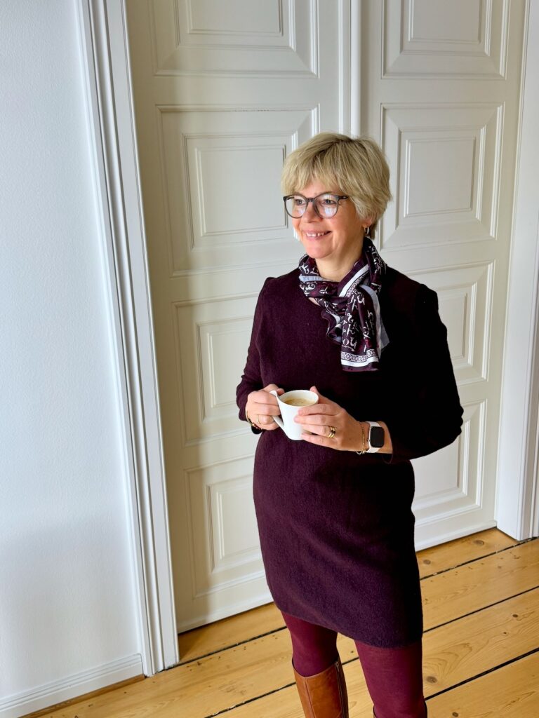 Monochromes Outfit in der Trendfarbe Bordeaux-lifewithaglow-Strickkleid stylen