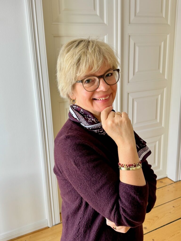 Monochromes Outfit in der Trendfarbe Bordeaux-lifewithaglow-Strickkleid stylen