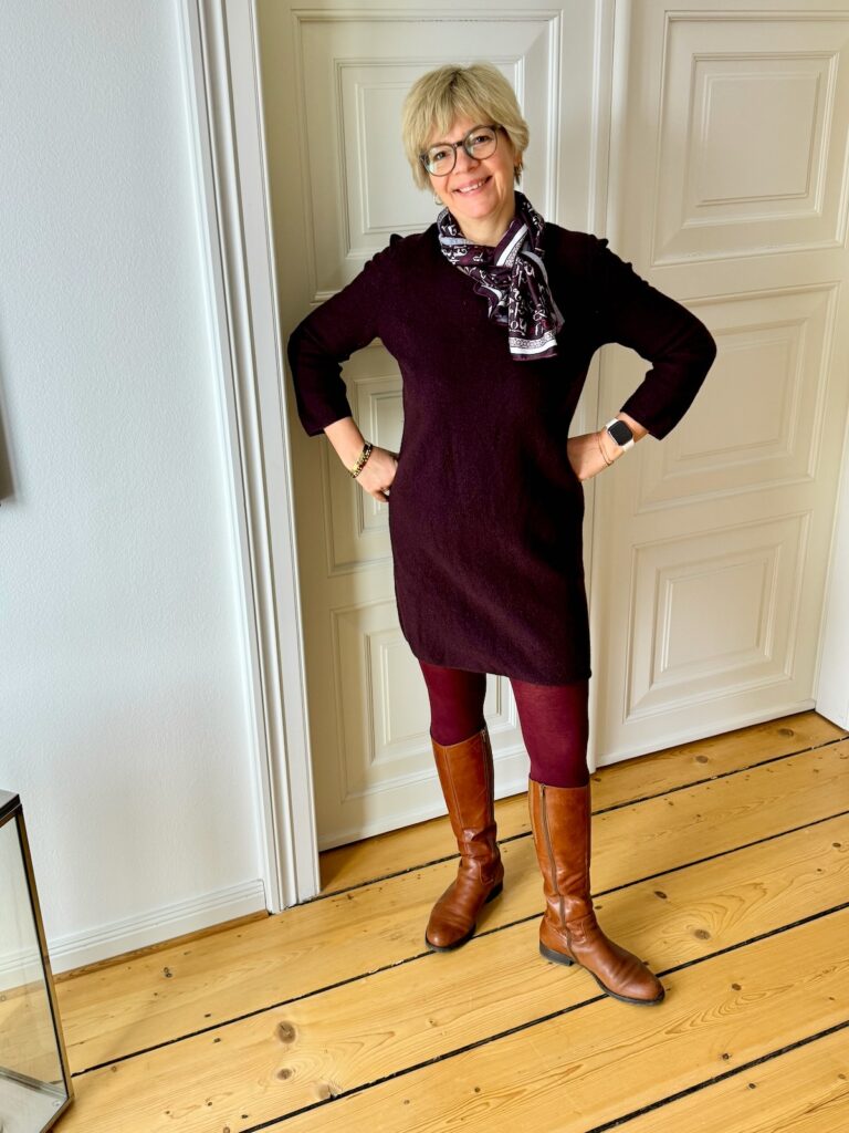 Monochromes Outfit in der Trendfarbe Bordeaux-lifewithaglow-Strickkleid stylen