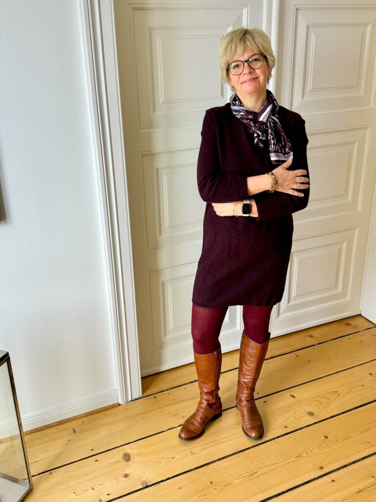 Monochromes Outfit in der Trendfarbe Bordeaux-lifewithaglow-Strickkleid stylen