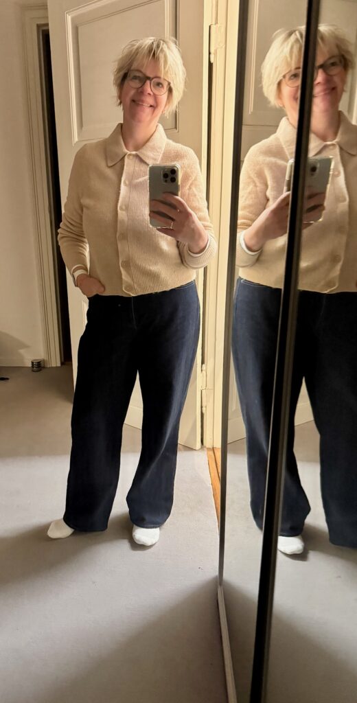 Outfitinspirationen 6. Woche 26-lifewithaglow-weite dunkle Jeans-beige Strickjacke mit Kragen