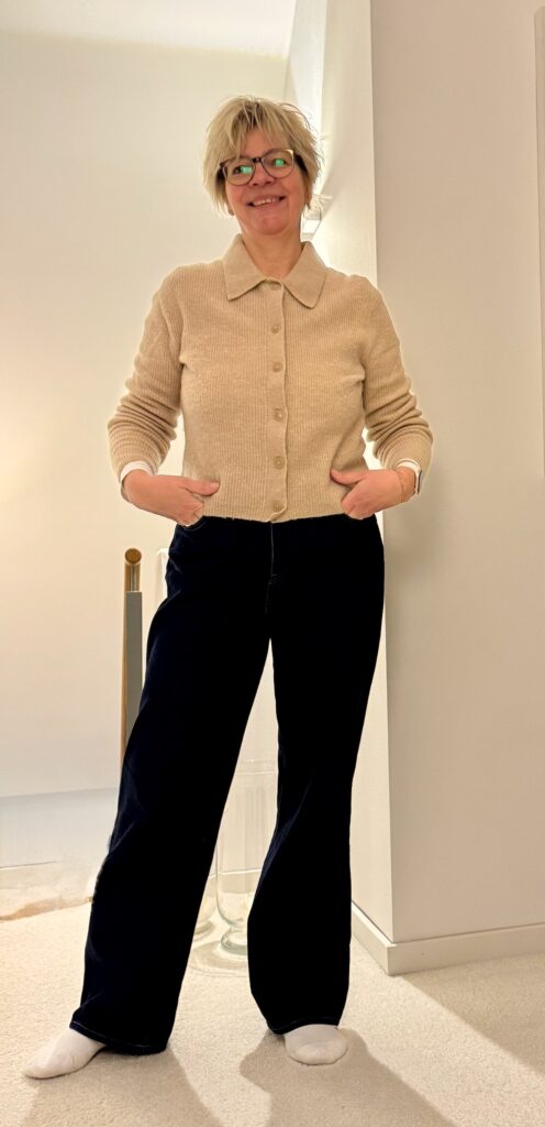 Outfitinspirationen 6. Woche 26-lifewithaglow-weite dunkle Jeans-beige Strickjacke mit Kragen