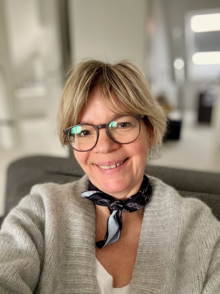 Outfitinspirationen 6. Woche 26-lifewithaglow-graue Anzughose-hellgraue Strickjacke oversized-Seidentuch