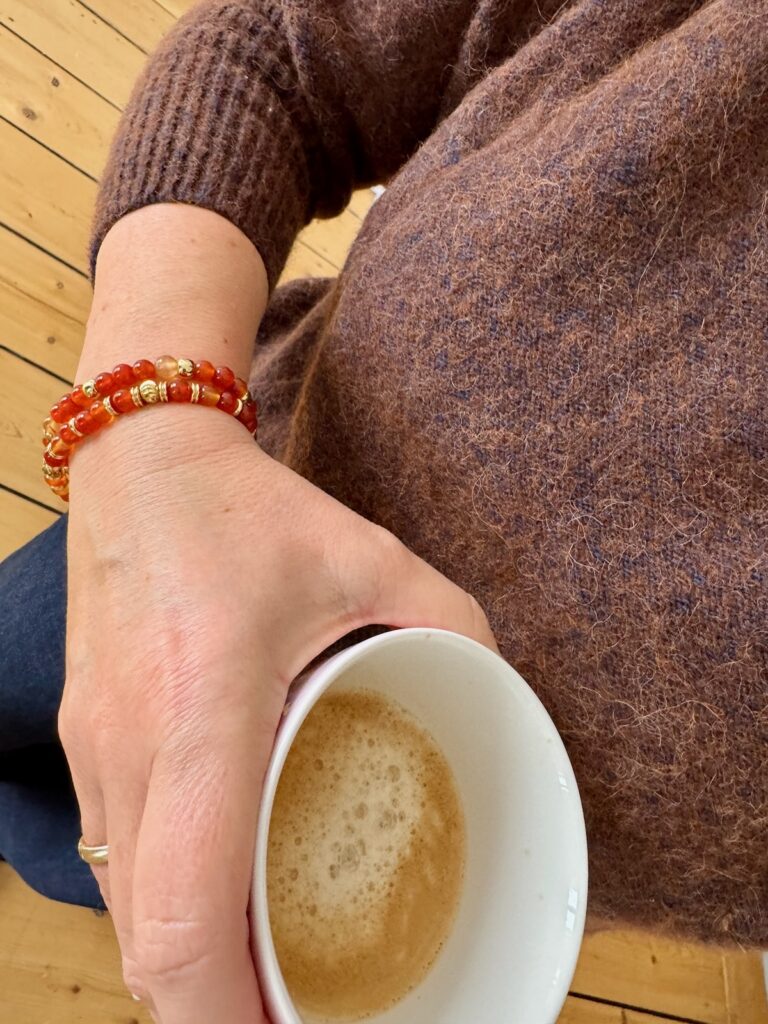 Outfitinspirationen 6. Woche 26-lifewithaglow-weite dunkelblaue Jeans-brauner Rollkragenpullover-braune Stiefeletten-Armbänder Pera Schmuckmanufaktur