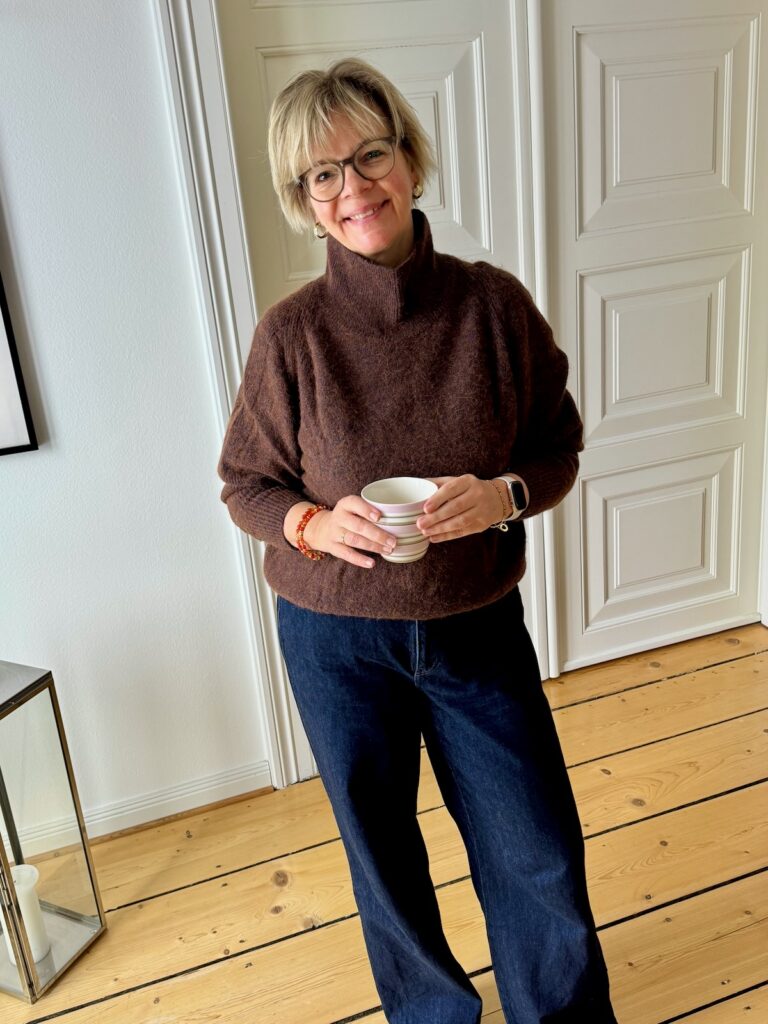 Outfitinspirationen 6. Woche 26-lifewithaglow-weite dunkelblaue Jeans-brauner Rollkragenpullover-braune Stiefeletten-Armbänder Pera Schmuckmanufaktur